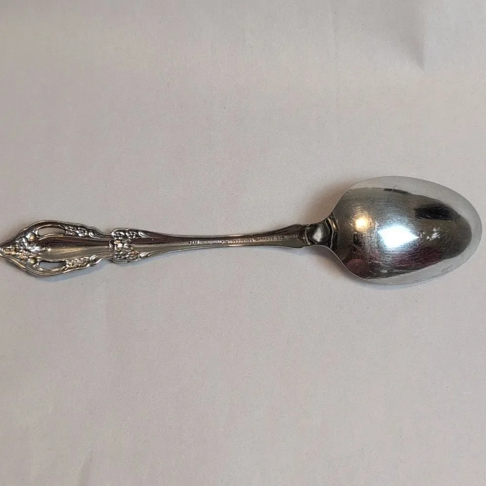 Classic Oneida Distinctions Deluxe Stainless Oval Soup Spoon